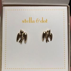 BNIB Stella and Dot gold birdy stud earrings